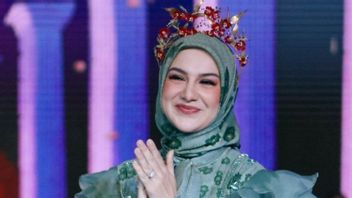  Irish Bella Tampil Cantik dengan Hijab Flowy dan Shimmer