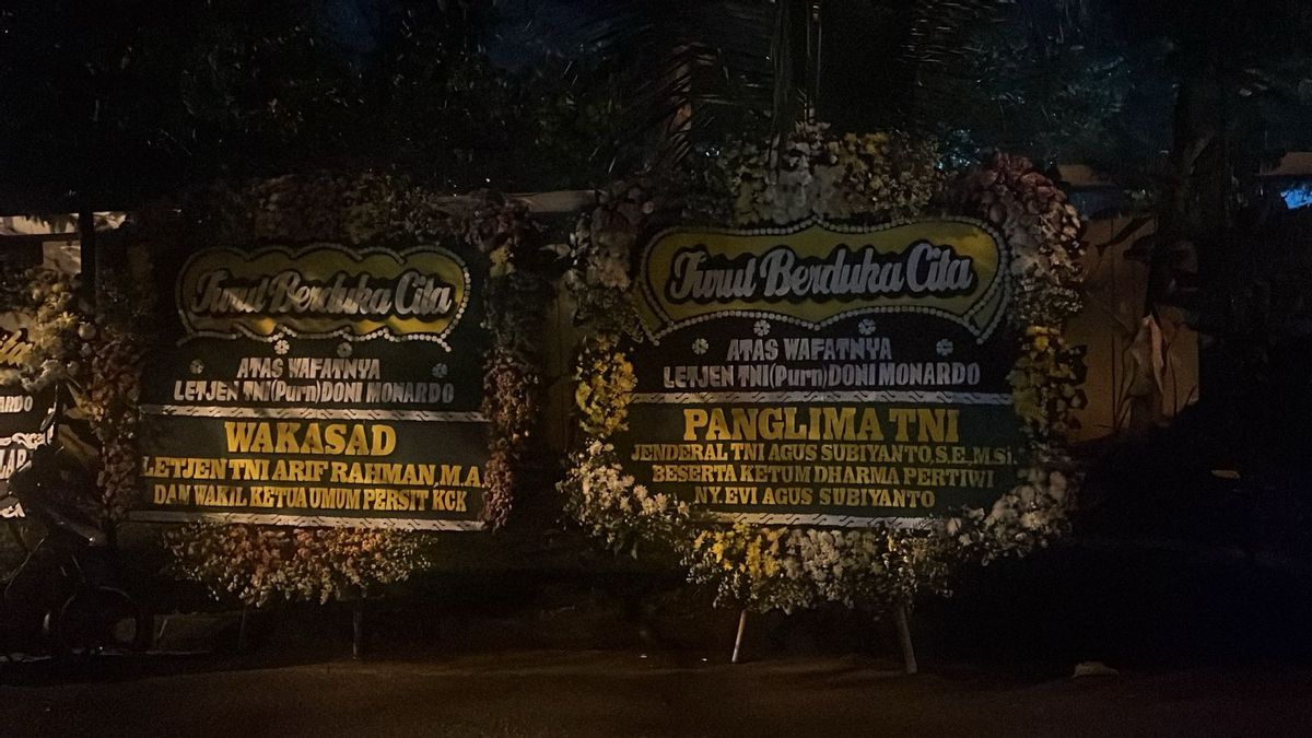 TNI司令官から実業家への花輪がドニ・モナルドの葬儀場に並んでいる