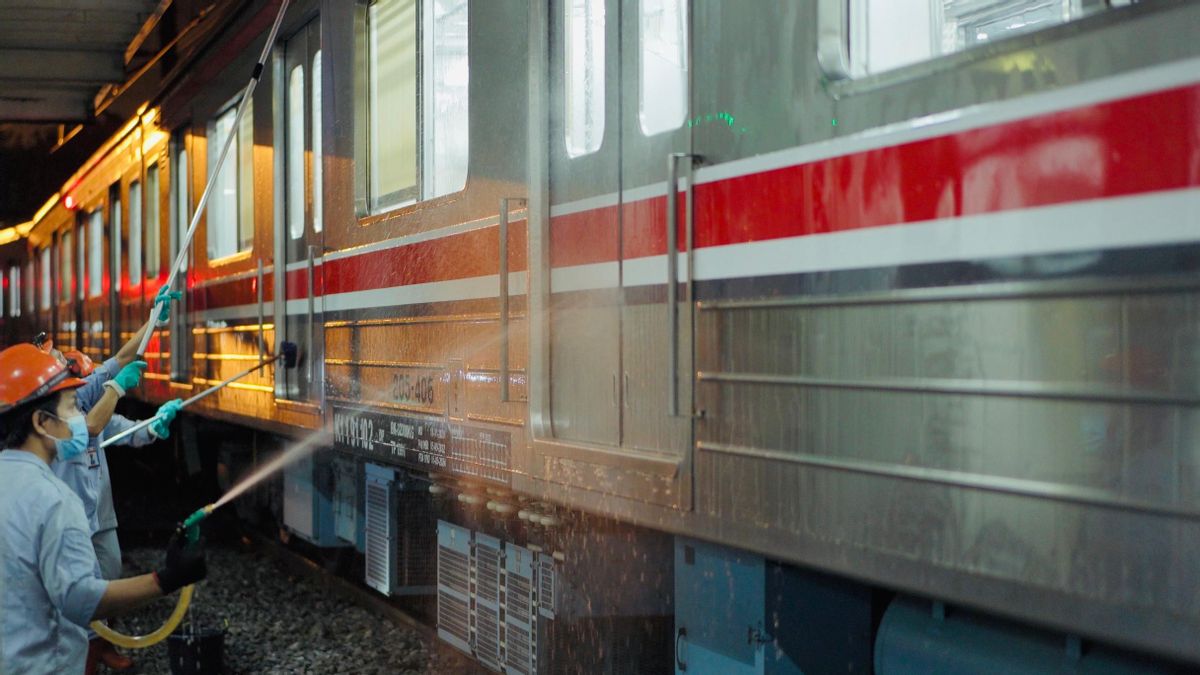 これは、14人の専門家によって行われ、シリーズごとに3時間を費やした鉄道洗浄プロセスです。