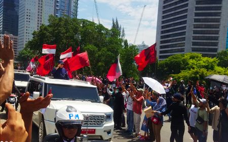 Naik Maung Garuda Putih Sambil Lambaikan Tangan, Prabowo Sapa Masyarakat di Jalan Sudirman