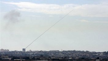 الرد على الهجمات الإسرائيلية في جنين، مسلح فلسطيني من غزة يطلق صاروخا