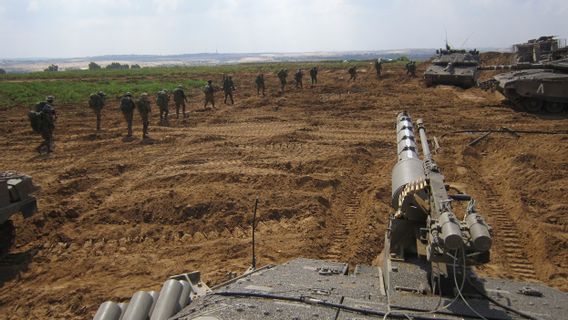 Soupçonnant Une Activité Militaire à La Frontière Du Plateau Du Golan, Des Chars Israéliens Tirent Des Coups De Semonce
