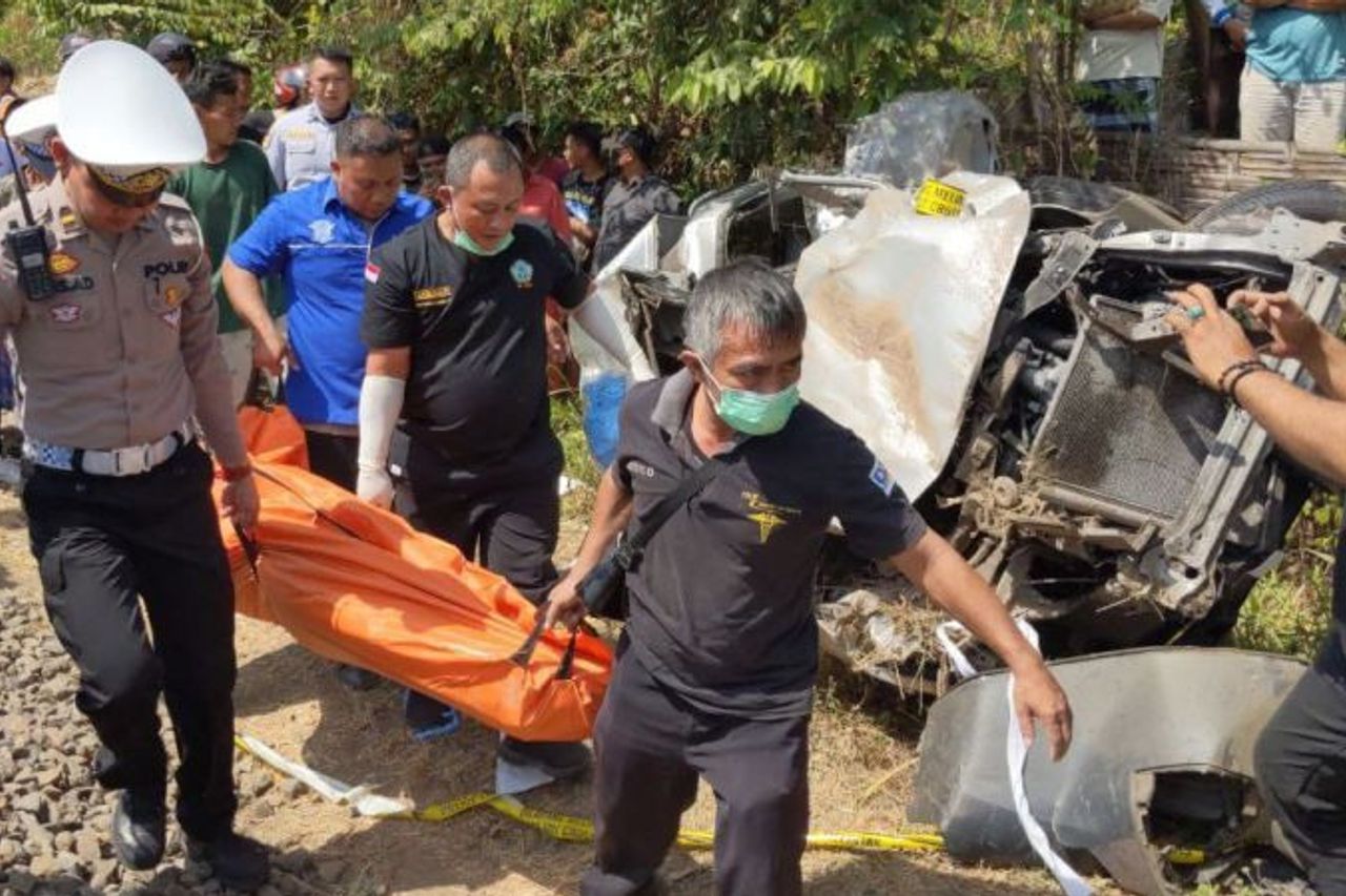 Le chauffeur d’Avanza est mort sur les lieux après avoir été heurté par un train de fret à Tulungagung East Java