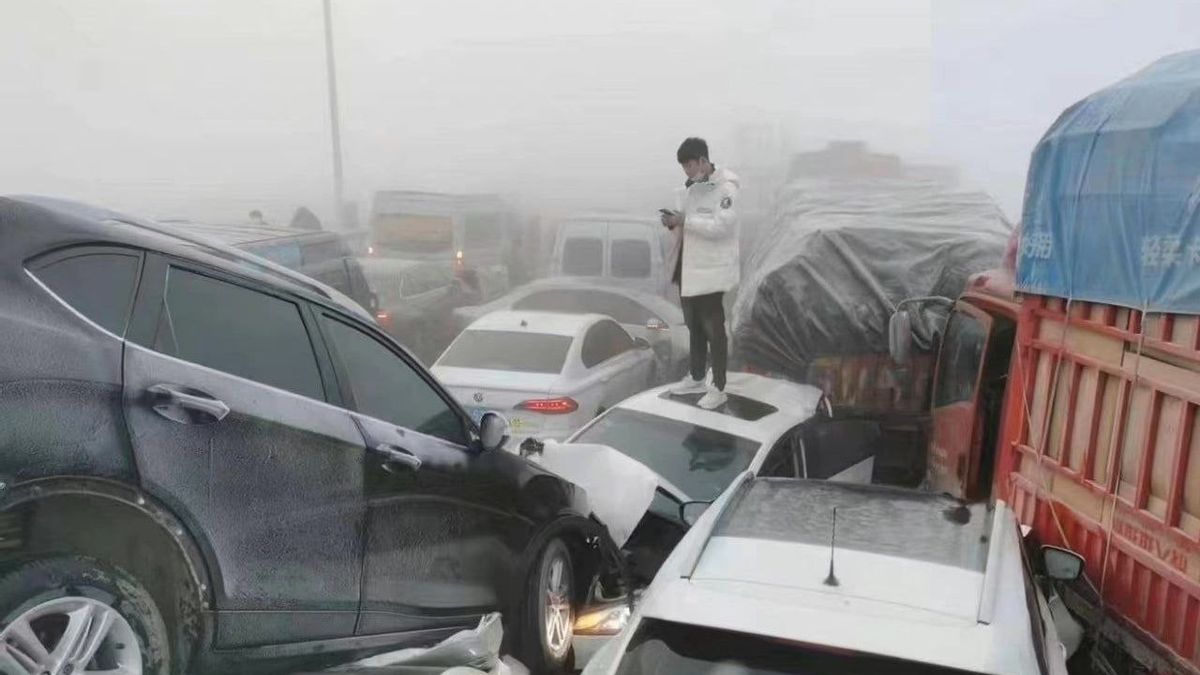 200 Vehicles Involved InASHed Collision Due To Thick Fog On The Chinese Bridge: Limited Visibilities, One People Died