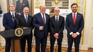 Trump Akui iPhone "Made in America" Masih Mustahil, Meski Apple Investasi Rp9.774 Triliun di AS