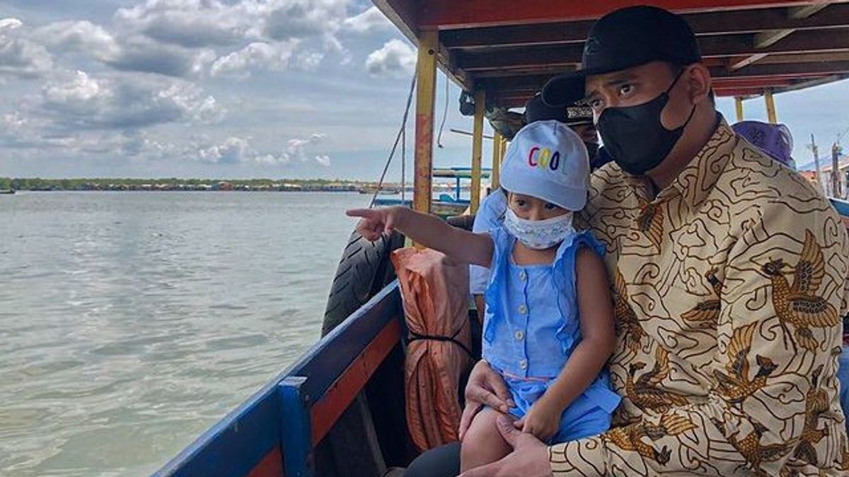 Senangnya Sedah Mirah Diajak Bobby Nasution Berkeliling Naik Perahu