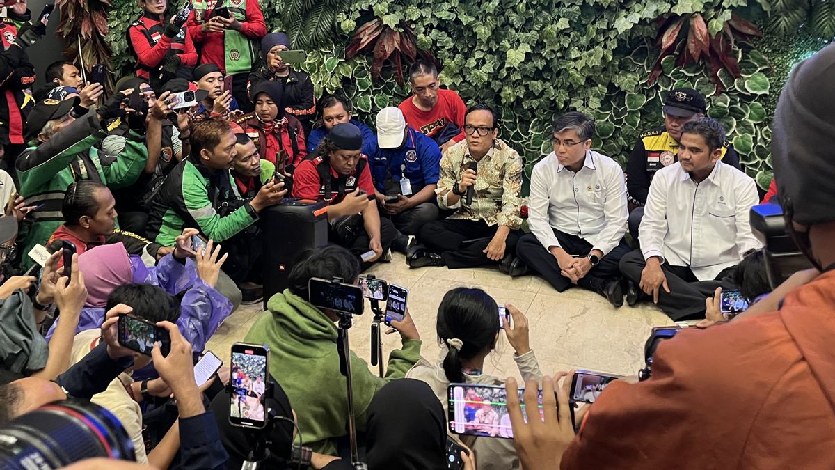 Duduk Bersama Menteri Yassierli, Sopir Ojol Curhat Soal Penghasilan Ojek Online
