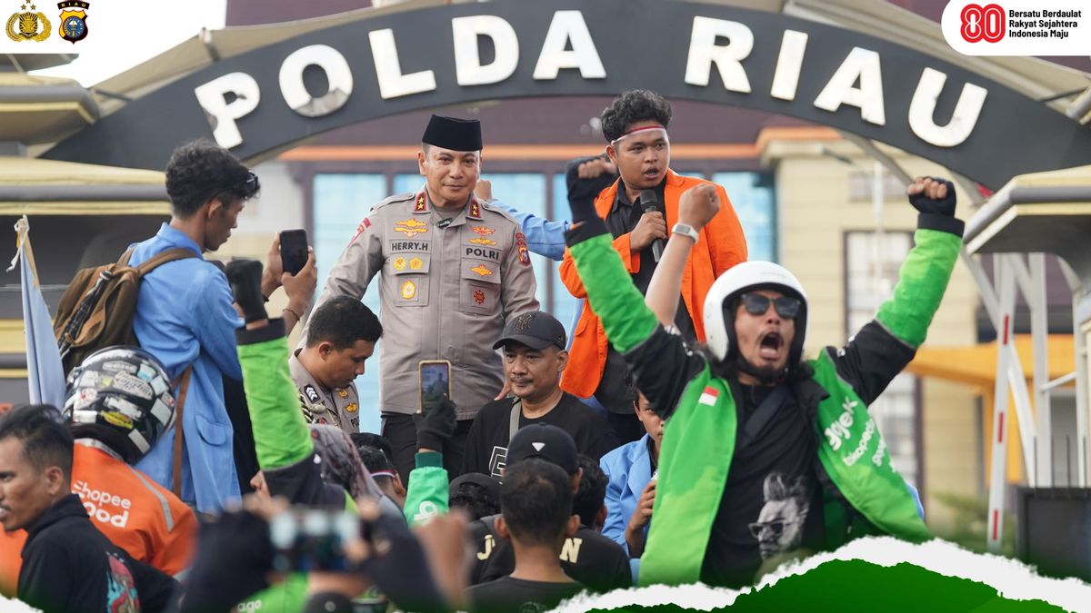 Pendekatan Humanis, Kapolda Riau Temui Massa Aksi di Depan Mapolda