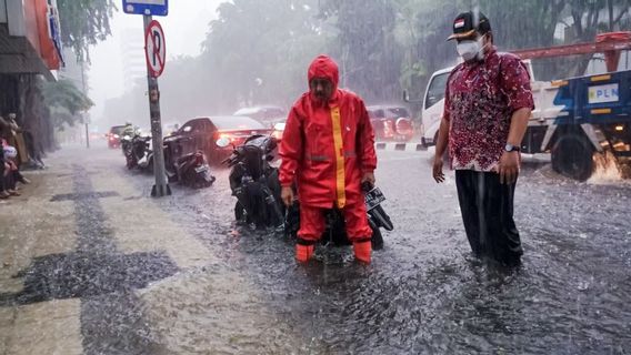 大雨、スラバヤの多くの道路が浸水