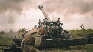 Russian Troops Care For US-made M777 Howitzers In Kherson