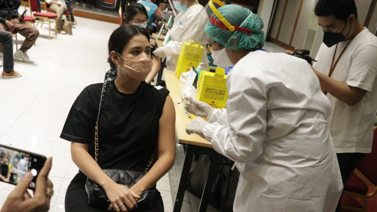 Dapat Jatah Vaksinasi COVID-19 di Kantor Anies Baswedan, Raisa: Senang Banget