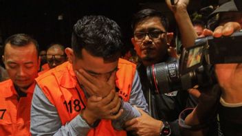 탈출한 후, PT 블루레이의 소유자 존 필드는 KPK에 의해 강도 높은 조사를 받다   