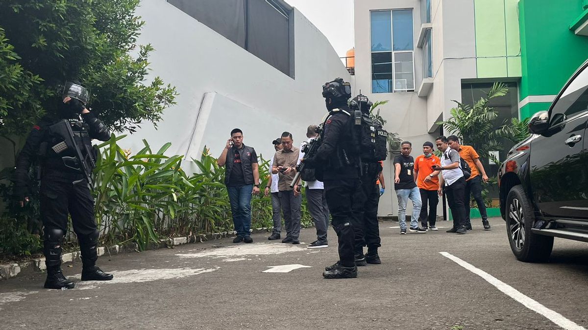 MUI Office Guarded By Brimob Armed With Long Laras