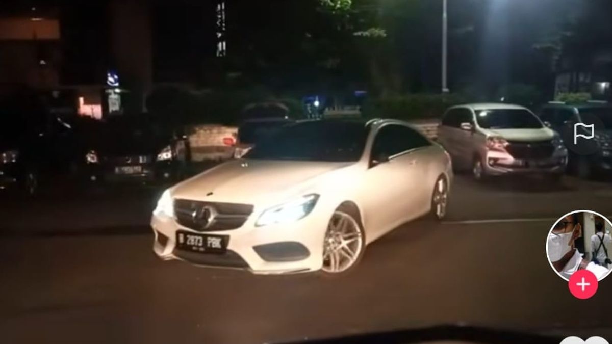 Rearview Mirror Hit, White Mercedes Benz Car Chases Ambulance Carrying Patient Wants To Give Birth, Driver Wants To Be Beaten