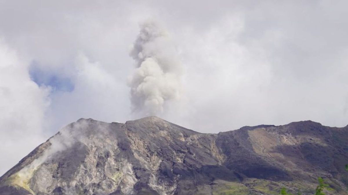 监测哨所：莱沃托洛克岛火山口峰充满了熔岩