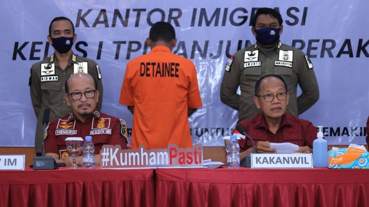 Making Restless, Malaysian Citizen In Modo Lamongan Who Often Gets Drunk Arrested By Immigration