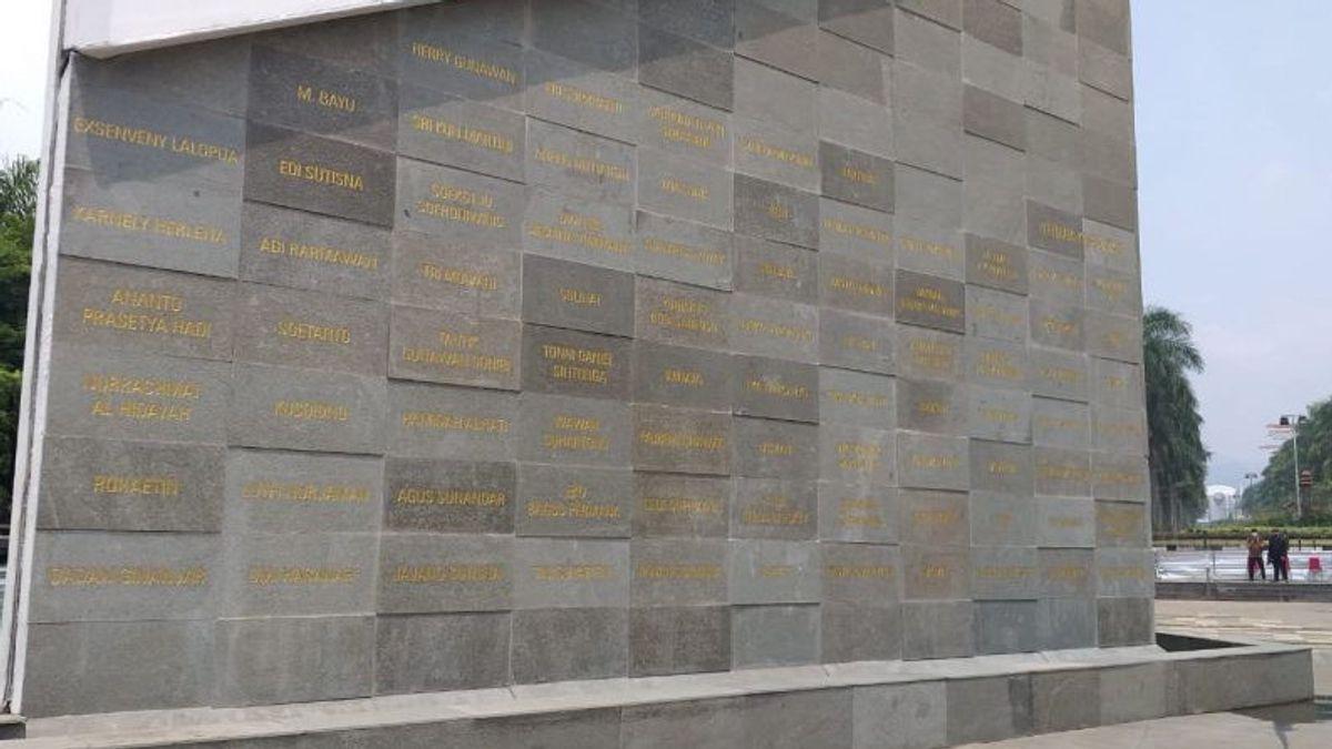 バンドンのCOVID-19ヒーロー闘争記念碑に刻まれた281の名前