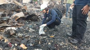 Puslabfor Ambil Sampel di Lokasi Kebakaran Permukiman Padat Penduduk Gambir