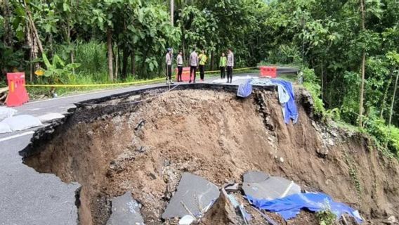 Pemda DIY Perbaiki Jalan Longsor Akses Sentolo-Nanggulan Kulon Progo Mulai Februari