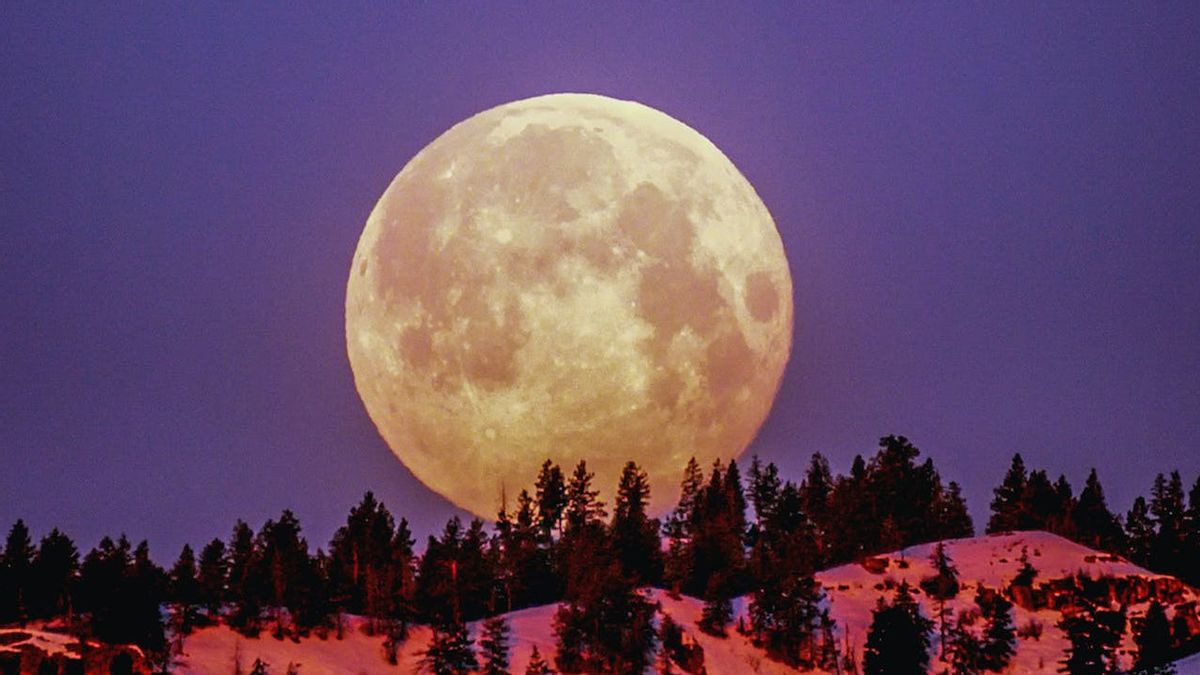 スーパームーン フォト】晩夏にスーパーブルームーン 今年、地球に最も近い満月 ...