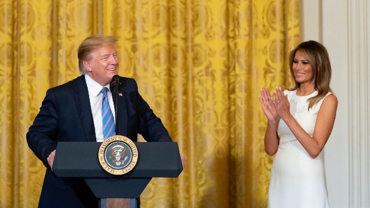 トランプ夫人のメラニアもジェフリー・エプスタインと写真が流出したことを否定