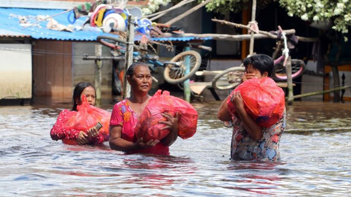 Extreme Weather, Two Districts In Sintang Hit By Flash Flood