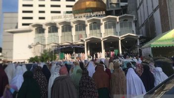 Ribuan Umat Islam Rayakan Idul Fitri di Masjid Agung Sumut Meski Masjid Sedang Direnovasi