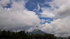 Gunung Ibu Muntahkan Abu Vulkanik Setinggi 700 Meter