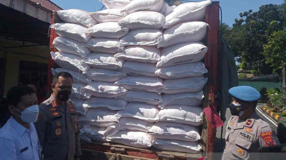 インドラマユ警察、補助肥料の不正使用に関与した10人を拘束、SAKあたり15万rp15万の価格差で販売