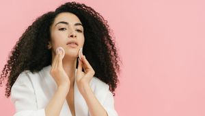 Bisa Bikin Kulit Wajah Cepat Menua, Ini Kebiasaan Makeup yang Jarang Diperhatikan