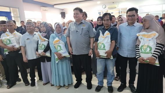 Airlangga Hartarto vérifie et remise de l’aide alimentaire pour la communauté de la ville de Bandung