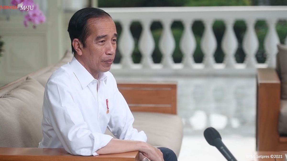 Jokowi Asks Volunteers To Help Government Prepare For Potential Recession