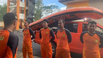 فريق البحث والإنقاذ يبحث عن الصيادين المفقودين أثناء البحث عن الكركند في مياه ليغوك في بانغانداران جاوة