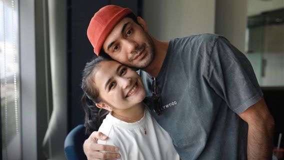 Dilarang Baper, Prilly Latuconsina Unggah Foto Mesra dengan Reza Rahadian Tapi Bukan Dia Kekasihnya 