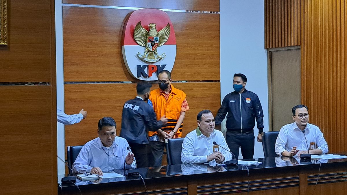 Rafael Alun Immediately Wears An Orange Rompi Prisoner And Handcuffed After Being Examined By The KPK