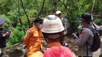 Brimob Personnel Deployed To Find Hikers Who Have Been Missing 4 Days On Mount Guntur Garut