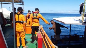 A Day Drifting In The Waters Of South Halmahera, 16 Passengers Of KM Mulin Were Found By The SAR Team
