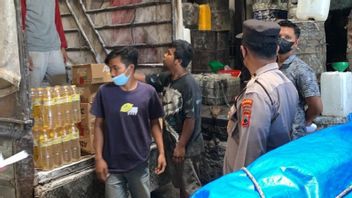 Police Check Availability Of Bulk Cooking Oil In Purbalingga