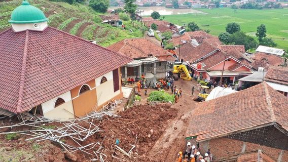 900 Orang Dilibatkan dalam Proses Pencarian Korban Longsor Sumedang 