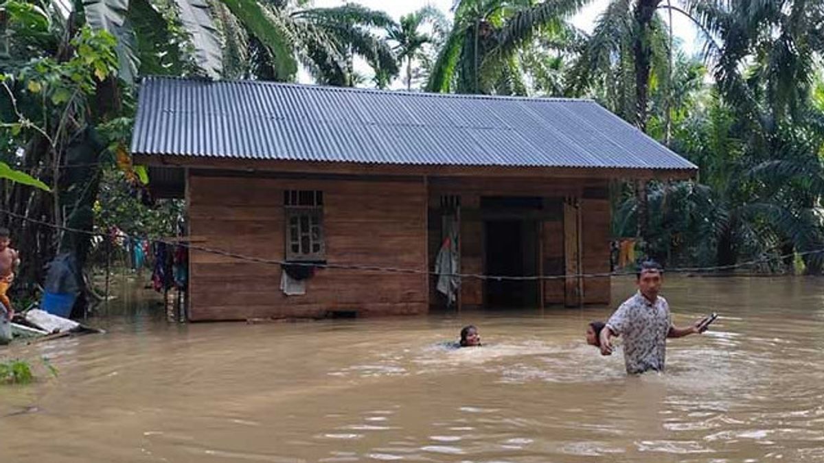 Surrounded By Floods, Residents In Four Districts Of East Aceh Are Isolated