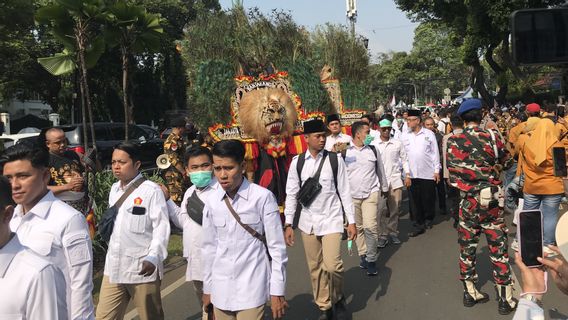 将Reog Ponorogo和Barongsai，穿着白色制服的紧凑型Gerindra-PKB干部带到KPU