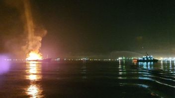 マレーシアの食料品船がレゴがバタム島に停泊したときに火災が発生し、すべての乗組員が救助されました