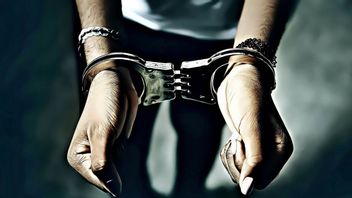 北苏门答腊塔普特警方因毒品案在西帕胡塔尔警察局前被捕