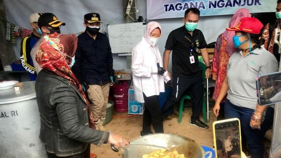 Mampir ke Dapur Umum Korban Bencana Nganjuk Jatim, Mensos Risma Lempar Candaan 'Bu Telurnya Sudah Aku Siapin'