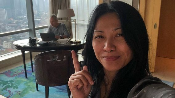 Eat Fried Rice And Oxtail Soup, Take A Peek At 7 Portraits Of Anggun C. Sasmi While Undergoing Quarantine
