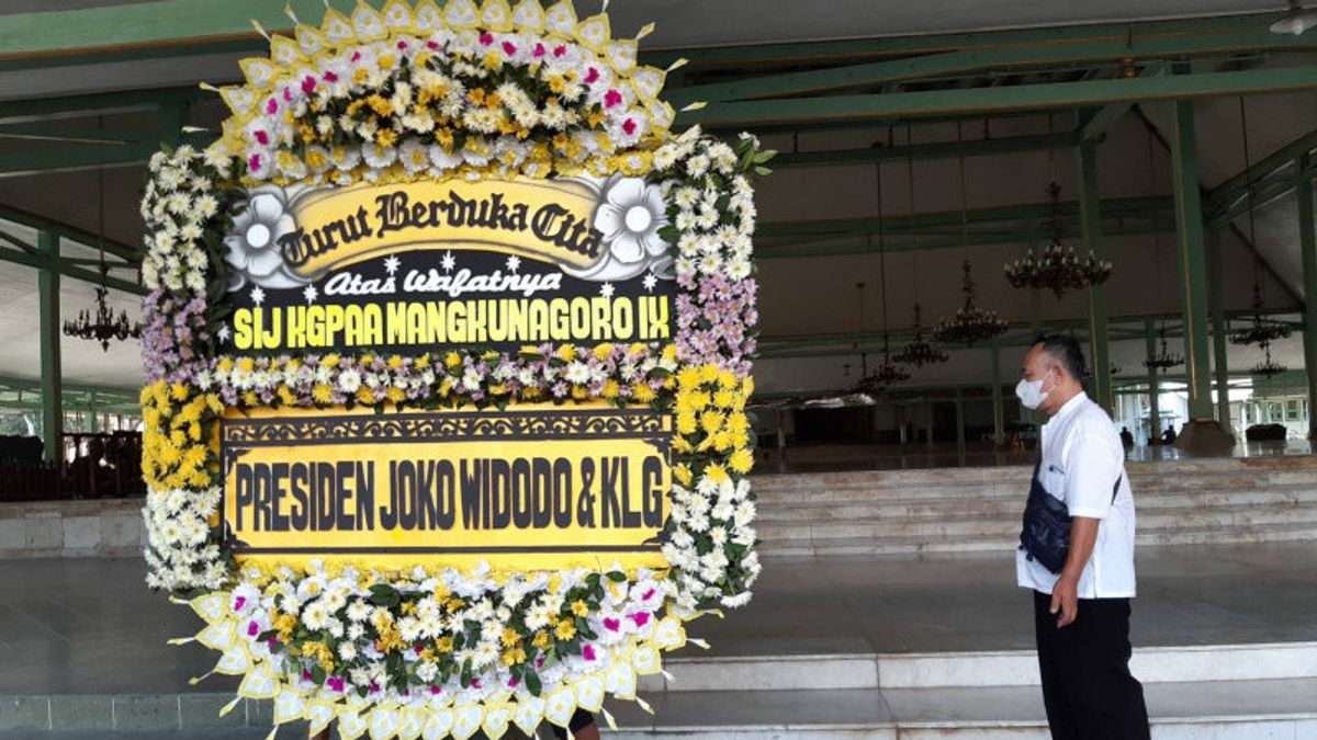 275 Policiers Sur Leurs Gardes Pour Les Funérailles Du Roi Mangkunegara IX Enterré Avec Les Traditions Mataram
