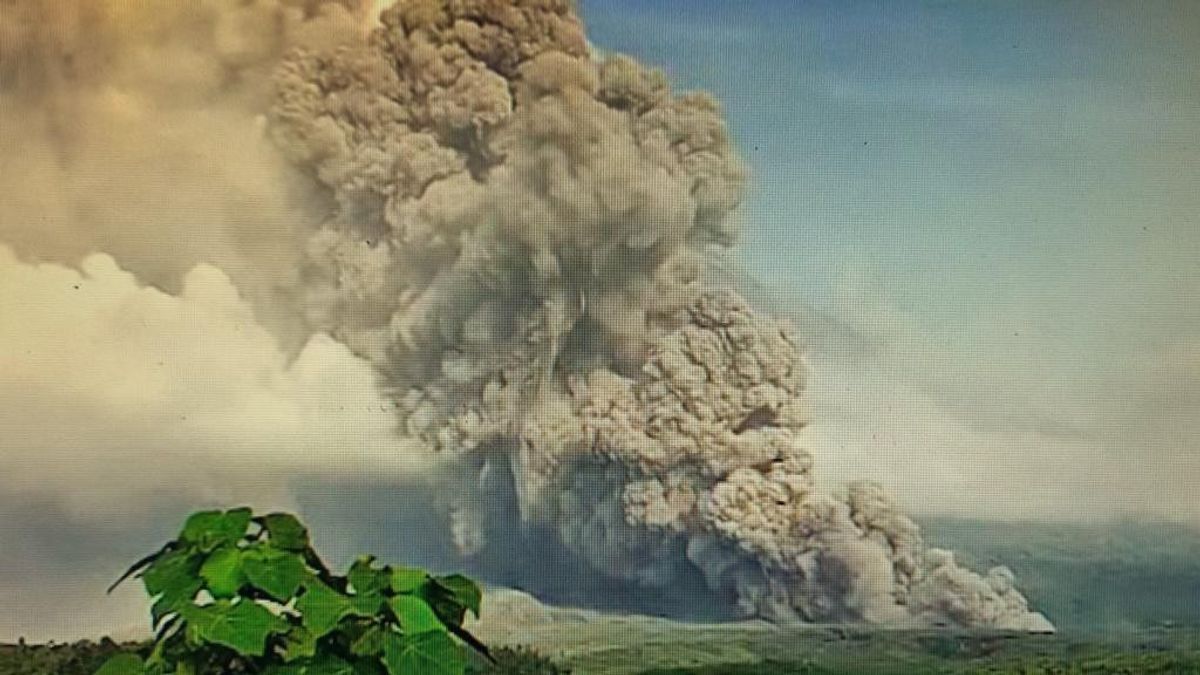 سيميرو ترتفع "احذر" بعد ثوران البركان، ونزوح 1,979 من السكان