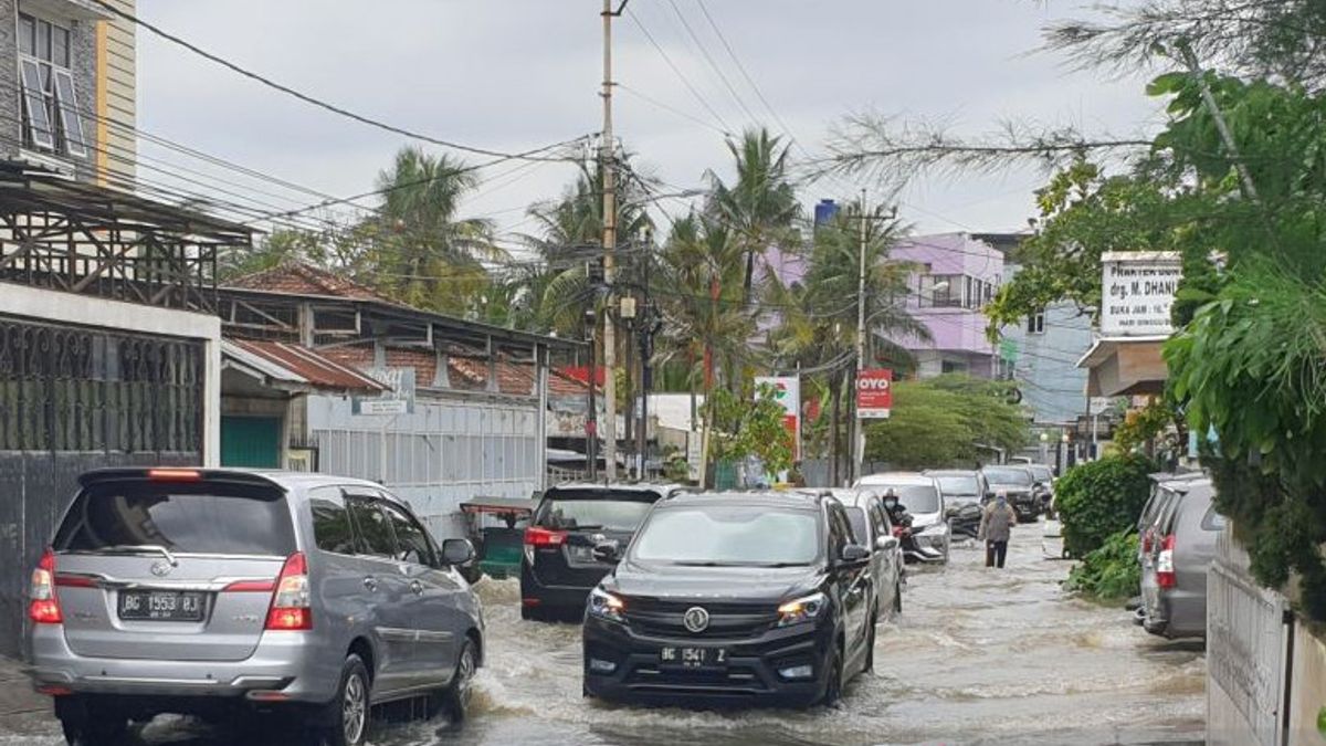 下雨三个小时，礼宾路和巨港人民家园被淹没