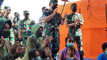 KSAD将军Dudung Abdurachman在妻子的陪同下审查了Semeru火山爆发受害者的疏散情况