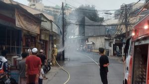 Kabel Udara di Kramat Jati Terbakar, Warga Panik Pengguna Jalan Takut Melintas 